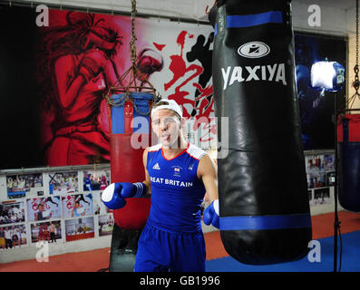 Billy Joe Saunders (poids-lourd), de Grande-Bretagne, commence l'entraînement d'aujourd'hui au Fighting Arts Club, Macao, Chine. Banque D'Images