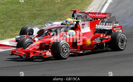 Lewis Hamilton, en Grande-Bretagne, est battu au premier virage par Felipe Massa, au Brésil, lors du Grand Prix de Hongrie à Budapest, en Hongrie. Banque D'Images