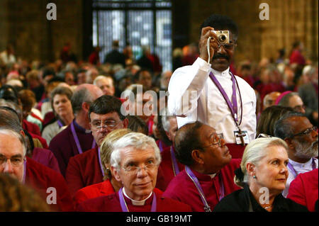 Les évêques se réunissent pour le service de clôture de la conférence de Lambeth à la cathédrale de Canterbury, dans le Kent. Banque D'Images