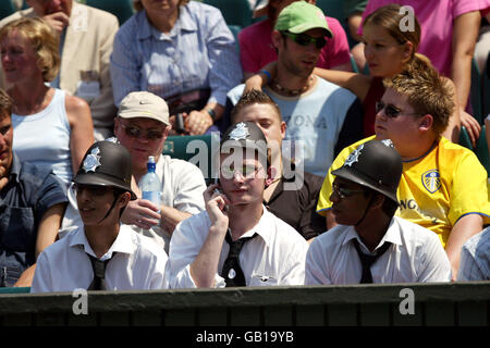 Tennis - Wimbledon 2003 - deuxième tour pour hommes - Tim Henman contre Michael Llodra.Les fans de Tim Henman l'applaudissent contre Michael Llodra Banque D'Images