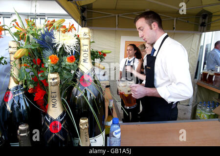 Les Pimms et limonade traditionnels sont préparés au bar pour les coureurs Banque D'Images