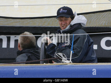 Alastair Campbell course à la Skandia Cowes week à bord d'Artemis Ocean Racing I avec le yachtsman du monde entier Simon Clay. Il était en compétition dans la course Artemis Challenge autour de l'île de Wight pour gagner 10,000 à donner à la charité. Parmi les célébrités qui s'étaient inscrites à bord d'autres yachts, mentionnons la présentatrice de Big Brother, Davina McCall, la présentatrice de télévision, Johnny ball, le joueur de rugby d'Angleterre, James Haskell, et l'ancien décathlon olympique, Dean Macey. Il était en compétition dans la course Artemis Challenge autour de l'île de Wight pour gagner 10,000 à donner à la charité. Parmi les célébrités qui s'étaient inscrites à bord d'autres yachts, il y avait le présentateur de Big Brother, Davina Banque D'Images