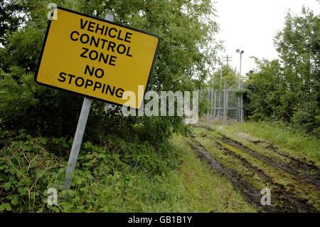 Vue générale de la clôture de sécurité réparée de RAF Aldergrove près de Belfast, qui a été violée lorsqu'une voiture a été heurtée à travers la clôture périmétrique à la base de Co Antrim. Deux hommes ont été arrêtés à la suite du crime. Banque D'Images