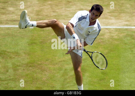 Tennis - Wimbledon 2003 - deuxième tour pour hommes - Tim Henman contre Michael Llodra.Tim Henman ramène le ballon à Michael Llodra Banque D'Images