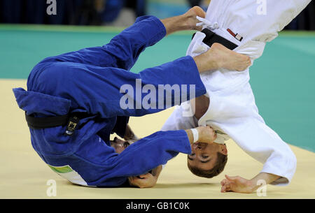 Craig Fallon (bleu), en Grande-Bretagne, sur le chemin de la victoire contre Yann Siccardi de Monaco lors de leur premier match rond du Judo des 60kgs hommes au gymnase USTB à Beijing. Banque D'Images