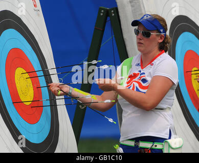 Charlotte Burgess, en Grande-Bretagne, récupère ses flèches dans le Round de classement individuel des femmes de la compétition de tir à l'arc au champ de tir à l'arc vert olympique de Beijing. Banque D'Images