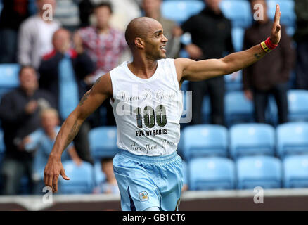 Football - Championnat de football Coca-Cola - Coventry City / Norwich City - Ricoh Arena.Leon McKenzie, de Coventry City, célèbre son but lors du match de championnat de football Coca-Cola à la Ricoh Arena de Coventry. Banque D'Images