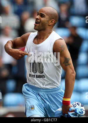 Leon McKenzie, de Coventry City, célèbre son but lors du match de championnat de football Coca-Cola à la Ricoh Arena de Coventry. Banque D'Images