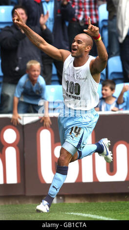 Leon McKenzie, de Coventry City, célèbre son but contre Norwich City lors du match de championnat de football Coca-Cola à la Ricoh Arena, Coventry. Banque D'Images