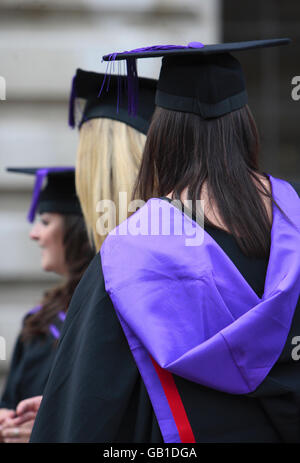 Les nouveaux diplômés de l'université de Portsmouth célèbrent leur succès après leur cérémonie de remise des diplômes sur la place Guildhall. Banque D'Images