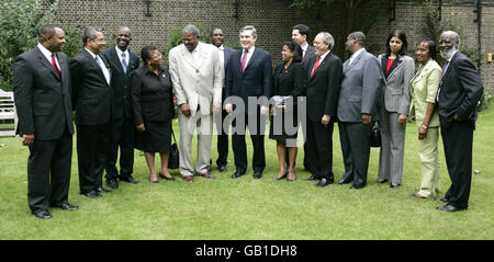 Le Premier ministre britannique Gordon Brown (au centre) et le Secrétaire aux Affaires étrangères David Miliband (sixième à droite) posent avec les ministres de la Communauté des Caraïbes dans le jardin du 10 Downing Street (de gauche à droite) Brent Symonette, Bahamas Vice-Premier ministre et ministre des Affaires étrangères, Dr Kenneth Baugh, Jamaïque Vice-Premier Ministre et Ministre des Affaires étrangères et du Commerce, Maxwell Charles, St Vincent & les Grenadines Ministre Conseiller, Lolita Applethwaite, Secrétaire général adjoint de la CARICOM, Baldwin Spencer, Antigua-et-Barbuda Premier Ministre et Ministre des Affaires étrangères, député britannique David Lamy, Gordon Brown, Banque D'Images