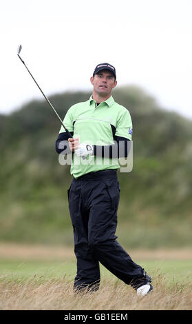 Padraig Harrington, de la République d'Irlande, regarde son tir le 9 lors de la deuxième manche du Championnat d'Open au Royal Birkdale Golf Club, Southport. Banque D'Images