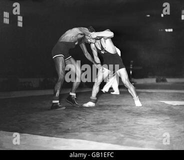 La division poids-lourd de la lutte olympique de style gréco-romain à Earls court.Kamal munir d'Égypte, (à gauche) lors de son combat avec Henrik Hansen du Danemark.Hansen a gagné et a terminé troisième dans l'ensemble. Banque D'Images