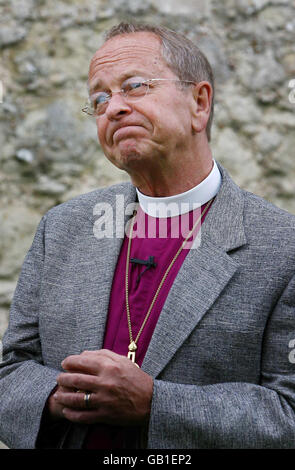 L'évêque américain le Révérend V. Gene Robinson arrive à l'église Saint-Rumwold à Bonnington, dans le Kent, pour une soirée de discours et de discussions. Banque D'Images