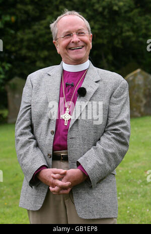 L'évêque américain le Révérend V. Gene Robinson arrive à l'église Saint-Rumwold à Bonnington, dans le Kent, pour une soirée de discours et de discussions. Banque D'Images