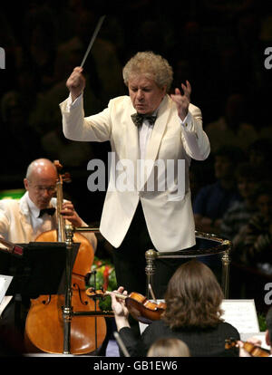 Jiri Belohlavek, chef d'orchestre de l'Orchestre symphonique de la BBC, sur scène pendant la première nuit des Proms au Royal Albert Hall dans le sud-ouest de Londres. Banque D'Images