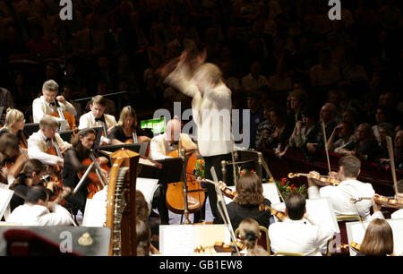 Jiri Belohlavek, chef d'orchestre de l'Orchestre symphonique de la BBC, sur scène pendant la première nuit des Proms au Royal Albert Hall dans le sud-ouest de Londres. Banque D'Images