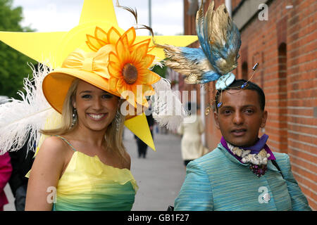 Les amateurs de course posent pour des photos avant d'entrer dans Royal Ascot Journée des dames Banque D'Images