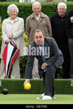 Le premier ministre Alex Salmond joue un coup de feu pendant une partie de boules tout en visitant le Club de bowling Garrowhill, pour souligner le soutien aux retraités de l'extrémité est de la ville Banque D'Images