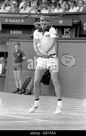 Tennis - Wimbledon Championships - Men's Singles - final - Bjorn Borg / John McEnroe.Bjorn Borg de Suède en action contre l'américain John McEnroe Banque D'Images