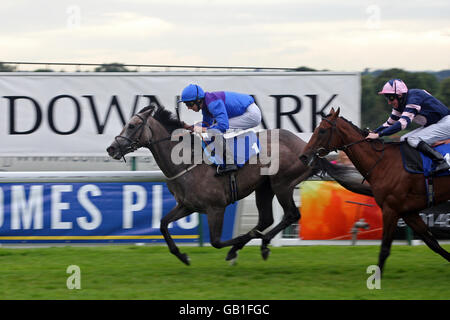 Courses hippiques - Girls Aloud Music Night - Sandown Park.La lumière de Mars, criée par le jockey George Baker, rentre à la maison pour gagner le handicap Devine Home support Children's Trust. Banque D'Images