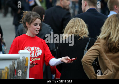 Courses hippiques - Girls Aloud Music Night - Sandown Park.Les bars Kit-Kat gratuits sont distribués aux amateurs de course, pendant la soirée musicale des filles à haute voix à l'hippodrome de Sandown Park. Banque D'Images