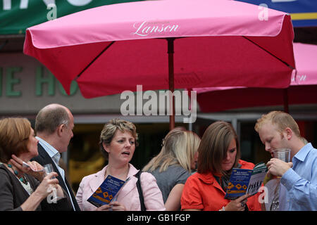 Courses hippiques - Girls Aloud Music Night - Sandown Park.Les Racegoers peuvent prendre un verre devant le bar Horsewalk, pendant la soirée musicale des filles à haute voix à l'hippodrome de Sandown Park. Banque D'Images