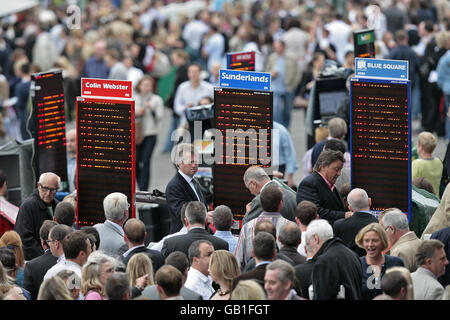 Courses hippiques - Girls Aloud Music Night - Sandown Park.Les Racegoers placent leurs Paris aux différentes stations de Paris, pendant la soirée de musique des filles à haute voix à l'hippodrome de Sandown Park. Banque D'Images