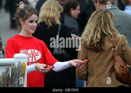 Courses hippiques - Girls Aloud Music Night - Sandown Park.Les bars Kit-Kat gratuits sont distribués aux amateurs de course, pendant la soirée musicale des filles à haute voix à l'hippodrome de Sandown Park. Banque D'Images