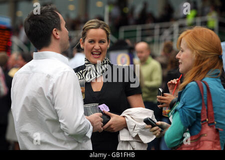 Courses hippiques - Girls Aloud Music Night - Sandown Park.Les Racegoers apprécient l'atmosphère pendant la soirée musicale des filles à haute voix à l'hippodrome de Sandown Park. Banque D'Images