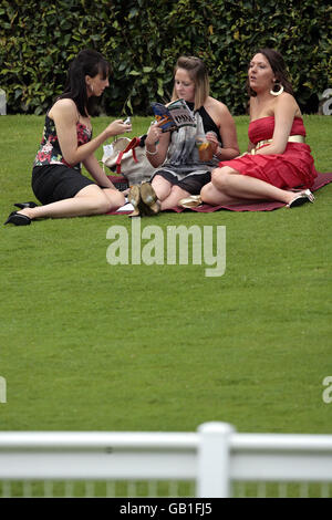 Courses hippiques - Girls Aloud Music Night - Sandown Park.Les Racegoers prennent une pause pendant la soirée musicale des filles à haute voix à l'hippodrome de Sandown Park. Banque D'Images