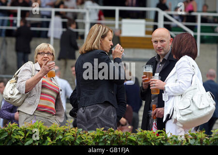 Courses hippiques - Girls Aloud Music Night - Sandown Park.Les Racegoers peuvent siroter un verre pendant la soirée musicale des filles à haute voix à l'hippodrome de Sandown Park. Banque D'Images