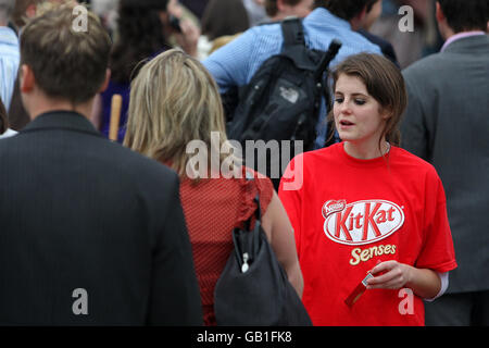 Courses hippiques - Girls Aloud Music Night - Sandown Park.Les bars Kit-Kat gratuits sont distribués aux amateurs de course, pendant la soirée musicale des filles à haute voix à l'hippodrome de Sandown Park. Banque D'Images