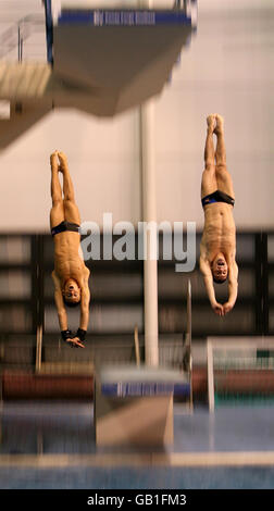 Tom Daley (à gauche) en Grande-Bretagne avec Blake Aldridge, partenaire de plongée, lors d'une journée olympique de plongée avec les médias à Pond's Forge, Sheffield. Banque D'Images