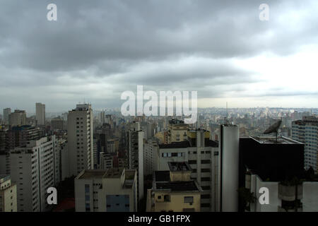 Au cours de la pollution l'horizon de Sao Paulo, Brésil, Amérique du Sud. Banque D'Images