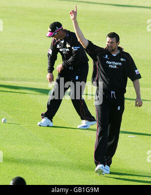 Steve Harmison, de Durham, célèbre le cricket de Tom Maynard de Glamorgan lors du match de finale du Twenty20 Quarter à Riverside, Chester-le-Street, Durham. Banque D'Images