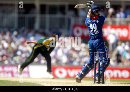 Cricket - le défi NatWest - Angleterre / Pakistan.Le capitaine de l'Angleterre Michael Vaughan (r) joue un tir au bowling de Shoaib Akhtar (l) Banque D'Images