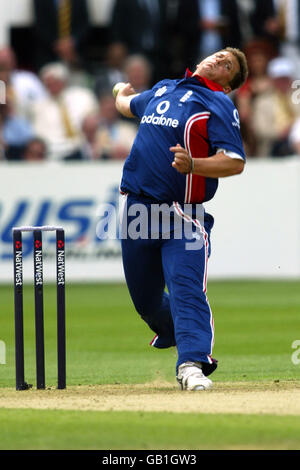 Cricket - le défi NatWest - Angleterre / Pakistan. Darren Gough en action en Angleterre Banque D'Images