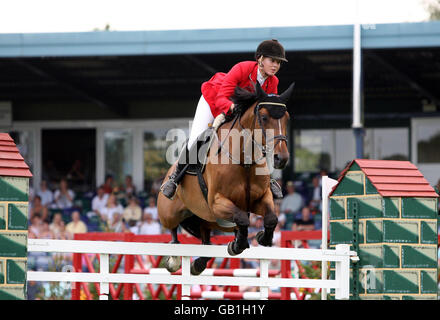 Ellen Whitaker, en Grande-Bretagne, fait le tour d'Henri de Herne dans les piquets de vitesse Sky Sports lors du spectacle équestre international Hickstead au All England Jumping course, Hickstead. Banque D'Images