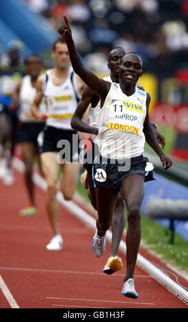 Le Boniface Kiprop de l'Ouganda remporte la finale de 3 000 m des hommes lors du Grand Prix de l'IAAF Norwich Union de Londres au Crystal Palace National Sports Centre, Londres. Banque D'Images