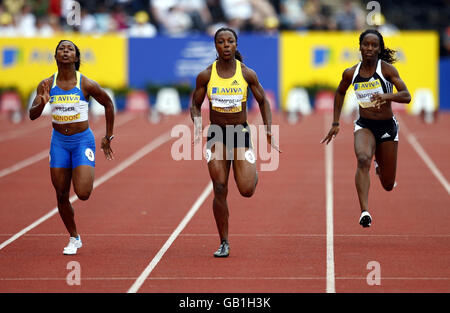 Veronica Campbell (au centre), de la Jamaïque, remporte la finale de 100m des Womens lors du Grand Prix de l'IAAF Norwich Union de Londres au Crystal Palace National Sports Centre, Londres. Banque D'Images