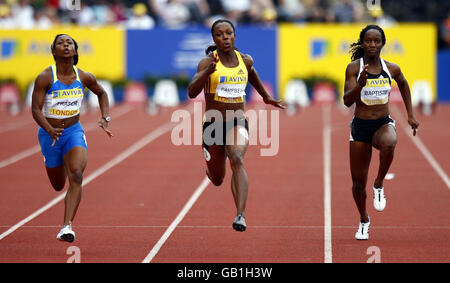 Veronica Campbell (au centre), de la Jamaïque, remporte la finale du 100m féminin lors du Grand Prix de l'IAAF Norwich Union de Londres au Crystal Palace National Sports Centre, Londres. Banque D'Images