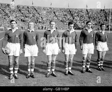 (G-D) Workington Town s'alignent avant le match: Gus Risman, Johnny Lawrenson, Tony Paskins, Eppie Gibson, Bevan Wilson, Jackie Thomas Banque D'Images