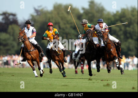 L'Angleterre et l'Australie affrontent le match de la coupe du Couronnement au polo international Cartier au club de polo de la Garde dans le Grand parc de Windsor, Berkshire. Banque D'Images