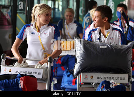 Les plongeurs de la Grande-Bretagne, Tonia Couch (à gauche) et Tom Daley, arrivent à l'aéroport de Beijing en Chine. Banque D'Images