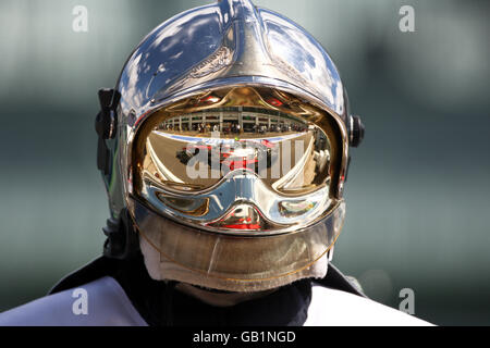 Vodafone McLaren Mercedes' Heikki Kovalainen réflexion dans un casque de pompier Banque D'Images