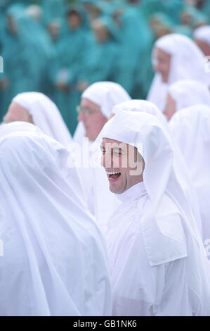 L'acteur Matthew Rhys est accepté comme membre du Gorsedd des Bards lors de la cérémonie nationale Eisteddfod, au pays de Galles. Banque D'Images