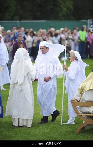 L'acteur Matthew Rhys est accepté comme membre du Gorsedd des Bards lors de la cérémonie nationale Eisteddfod, au pays de Galles. Banque D'Images