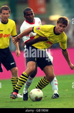 Football - coupe Liga-Pokal - Borussia Dortmund / VFB Stuttgart.CACAU (retour) DE VFB Stuttgart lutte pour la possession du ballon avec Sebastian Kehl de Borussia Dortmund Banque D'Images