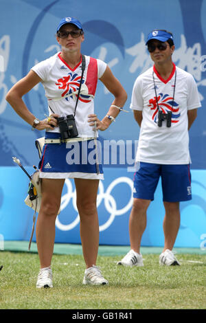 Alison Williamson (à gauche), en Grande-Bretagne, est restée vaincus aux côtés de son entraîneur Dong-Eun Suk (à droite), alors qu'elle perd son match au champ de tir à l'arc vert olympique de Pékin aux Jeux Olympiques de Beijing en 2008. Banque D'Images